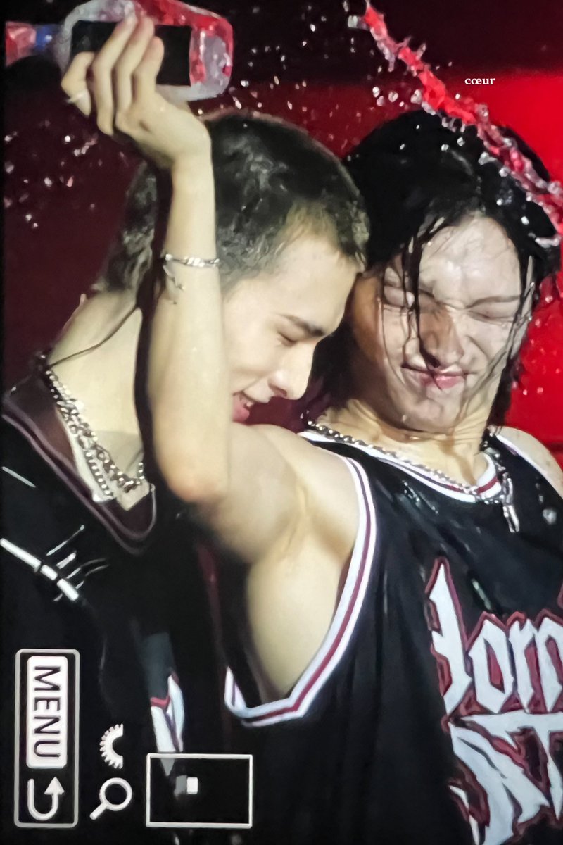 hwgflx's tweet photo. hyunlix vs other member's reaction😭🤣 https://t.co/FGyNP8RzXQ