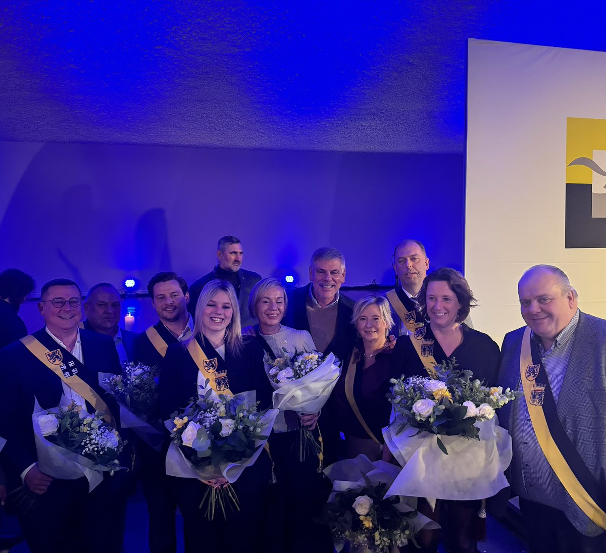 FDW_VB's tweet image. Met onze @vlbelang burgemeester @GuydhaeseleerVB en onze schepenen uit #Ranst #Izegem #Ninove en #Brecht. Fier op ieder van hen want zij zijn de bekroning op het werk van 46 jaar #VlaamsBlok #VlaamsBelang #EigenVolkEerst