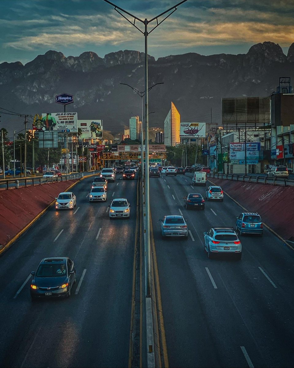 nelvaldez's tweet photo. ⚠️ATENTOS
A partir de mañana Lunes #Monterrey activará un carril de contraflujo en la Av. Gonzalitos en dirección Sur desde Ruiz Cortines a Morones Prieto, se habilitará de 6:30 a 8:00am... ¿funcionará o se hará peor el atorón? https://t.co/jQuSU86h4o