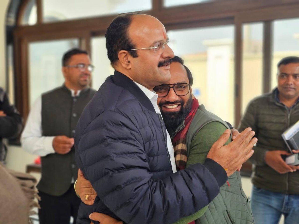 आज तरकांवाली निवास स्थान पर मेरे पुराने साथी, उचाना के विधायक अजीज ⁦@mla4uchana जी को ⁩ उचाना में कमल खिलाने पर बहुत बधाई दी व शुभकामनाएं प्रेषित की और कई सामाजिक व राजनीतिक मुद्दों पर चर्चा हुई।

मैं भगवान श्री राम से आपके उज्ज्वल भविष्य की मंगलकामनाएं करता हूँ।