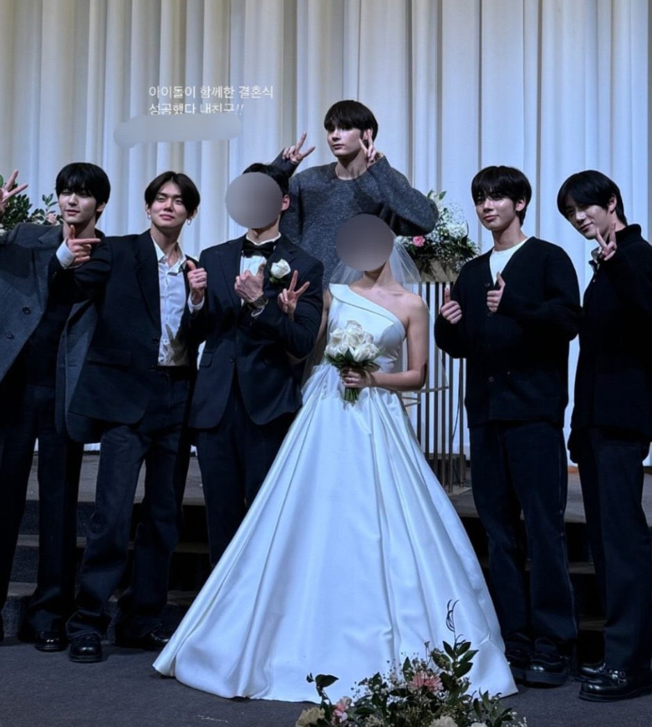 txtdom's tweet photo. The first group picture we got as a 5 member group is in a wedding 😭 txt is so random https://t.co/xPYdUptDEl