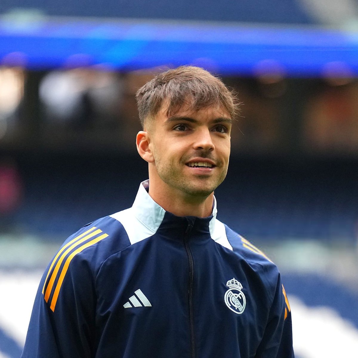 راؤول أسينسيو على أرضية السانتياغو برنابيو. 🤍