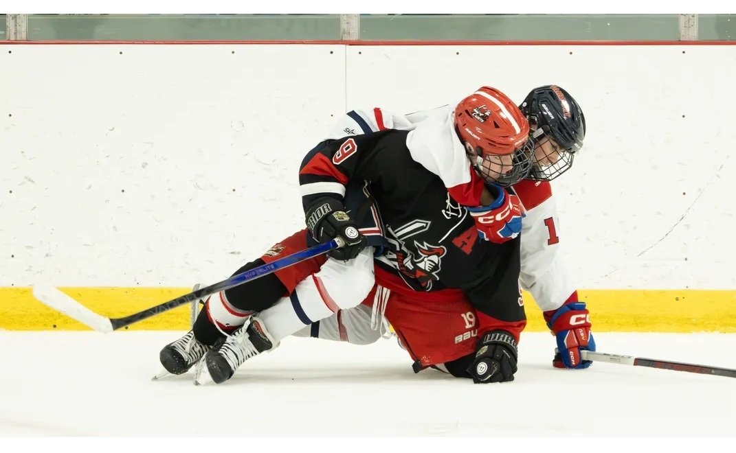 HiltonHockey's tweet image. When you score 5 goals, even your opponents want a hug. #Sticktaps to Cam Stewart on a 5 goal, 6 point performance in yesterday&apos;s win! #Cadets #WeAreHilton🍎

📸 @ReporterRitz