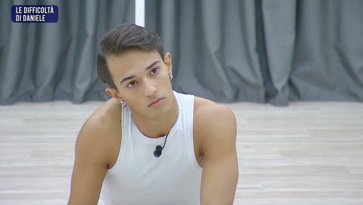 ThisCasino's tweet photo. daniele,
vola sempre in alto dalle critiche, sei più speciale di quanto credi.⭐️ #amici24 https://t.co/ey5HWcEFLs