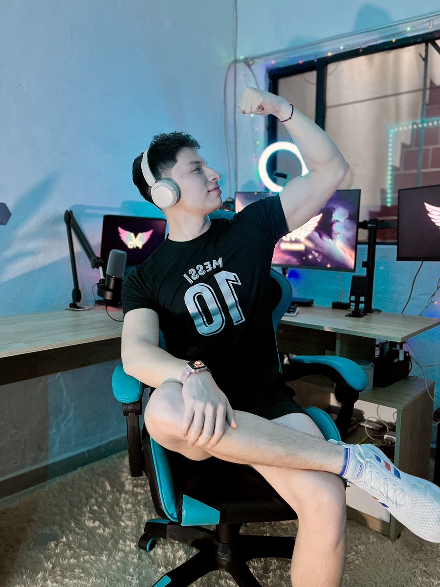 CristianPvD's tweet photo. Ya terminé mi Set-Up gamer.

Estoy muy emocionado para stremear videojuegos y seguir creando una gran comunidad.

Me encantaría hacer varias colaboraciones 🙂‍↕️😎 https://t.co/Ah9zx3vTY6