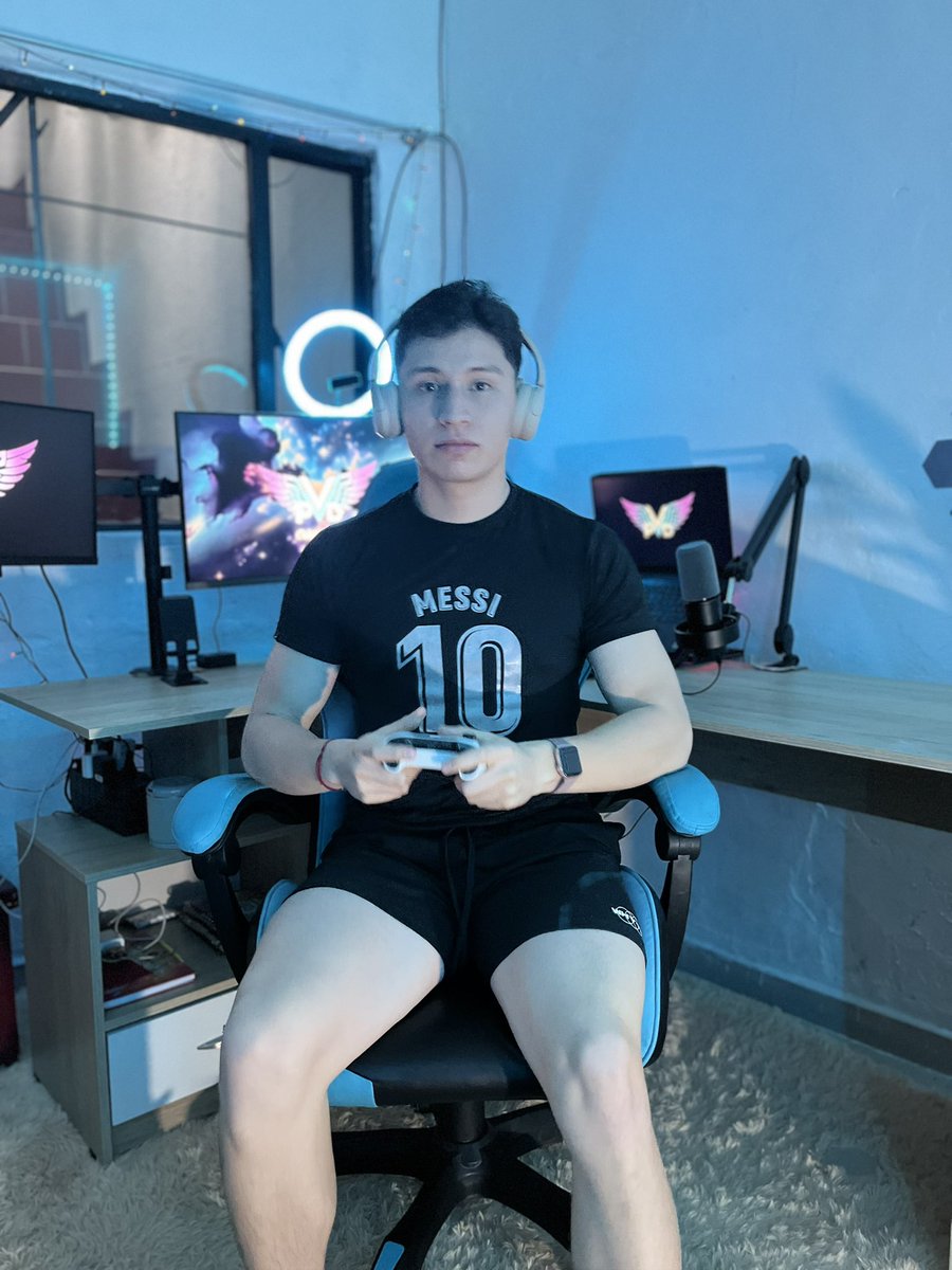 CristianPvD's tweet photo. Ya terminé mi Set-Up gamer.

Estoy muy emocionado para stremear videojuegos y seguir creando una gran comunidad.

Me encantaría hacer varias colaboraciones 🙂‍↕️😎 https://t.co/Ah9zx3vTY6