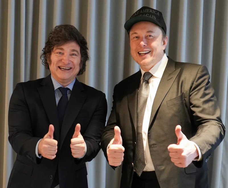Elon Musk acaba de decir “Amo a JAVIER MILEI” y el presidente contestó “Yo también mi amigo” 🇺🇸🇦🇷 luego de su discurso en la gala de Washington previa a la toma de posesión de Donald Trump. ¿Apoyas este tremendo equipo patriota a favor de una humanidad más libre y sin comunismo?