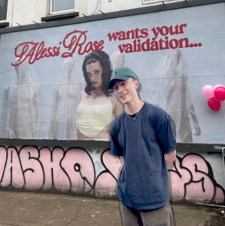 0hhgemini's tweet photo. drew starkey at alessi rose billboard haters will say its fake. @alessir0se https://t.co/LsyWauRZhQ