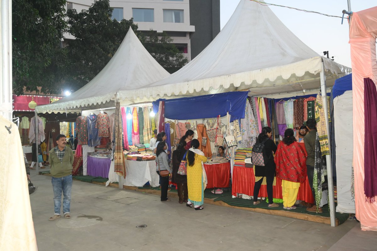 official_umsas's tweet image. रविवार की शाम को बिहार क्राफ्ट फेयर 2025 की खरीदारी के उत्साह को दर्शाता है, जहां लोग #MadeInBihar के हस्तशिल्प और हस्तकरघा उत्पादों को निहारते और खरीदते नजर आ रहे हैं। भीड़भाड़ से भरी यह प्रदर्शनी बिहार की शिल्पकला के प्रति लोगों की रुचि और समर्थन को दर्शाती है।
#biharcraftfair