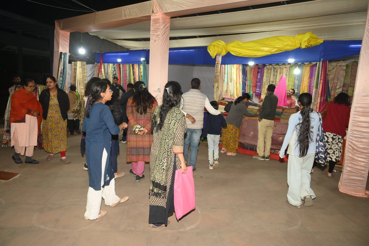 official_umsas's tweet image. रविवार की शाम को बिहार क्राफ्ट फेयर 2025 की खरीदारी के उत्साह को दर्शाता है, जहां लोग #MadeInBihar के हस्तशिल्प और हस्तकरघा उत्पादों को निहारते और खरीदते नजर आ रहे हैं। भीड़भाड़ से भरी यह प्रदर्शनी बिहार की शिल्पकला के प्रति लोगों की रुचि और समर्थन को दर्शाती है।
#biharcraftfair