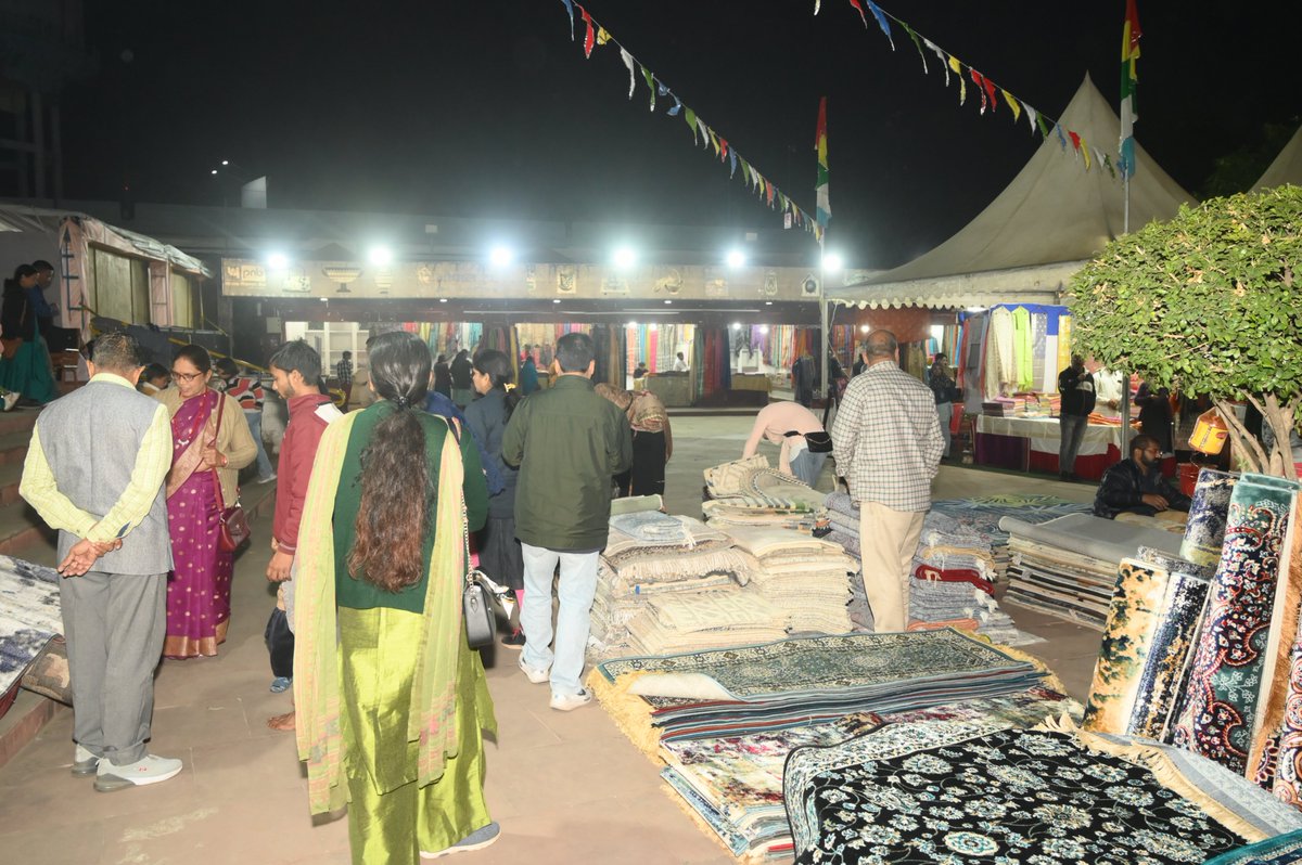 official_umsas's tweet image. रविवार की शाम को बिहार क्राफ्ट फेयर 2025 की खरीदारी के उत्साह को दर्शाता है, जहां लोग #MadeInBihar के हस्तशिल्प और हस्तकरघा उत्पादों को निहारते और खरीदते नजर आ रहे हैं। भीड़भाड़ से भरी यह प्रदर्शनी बिहार की शिल्पकला के प्रति लोगों की रुचि और समर्थन को दर्शाती है।
#biharcraftfair