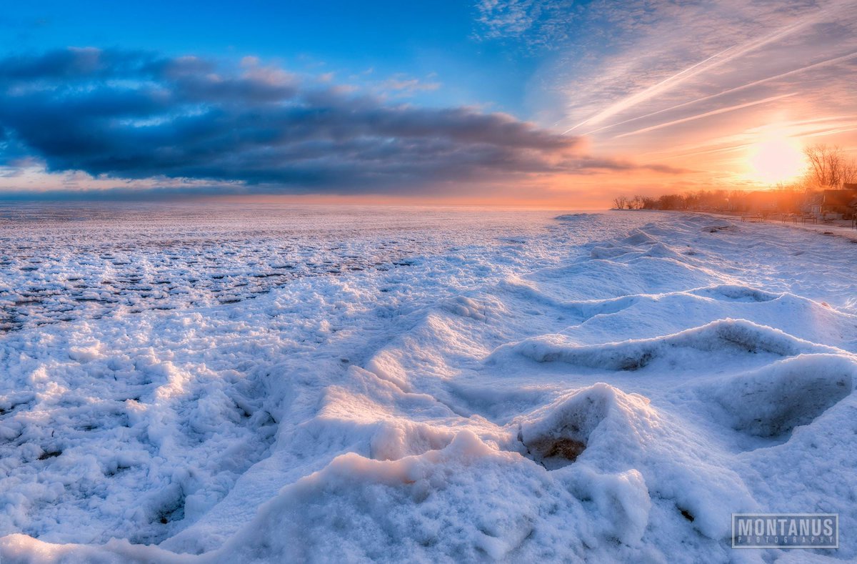 JamesMontanus's tweet photo. Lake Ontario doing it's thing. https://t.co/InnmT6dQXz