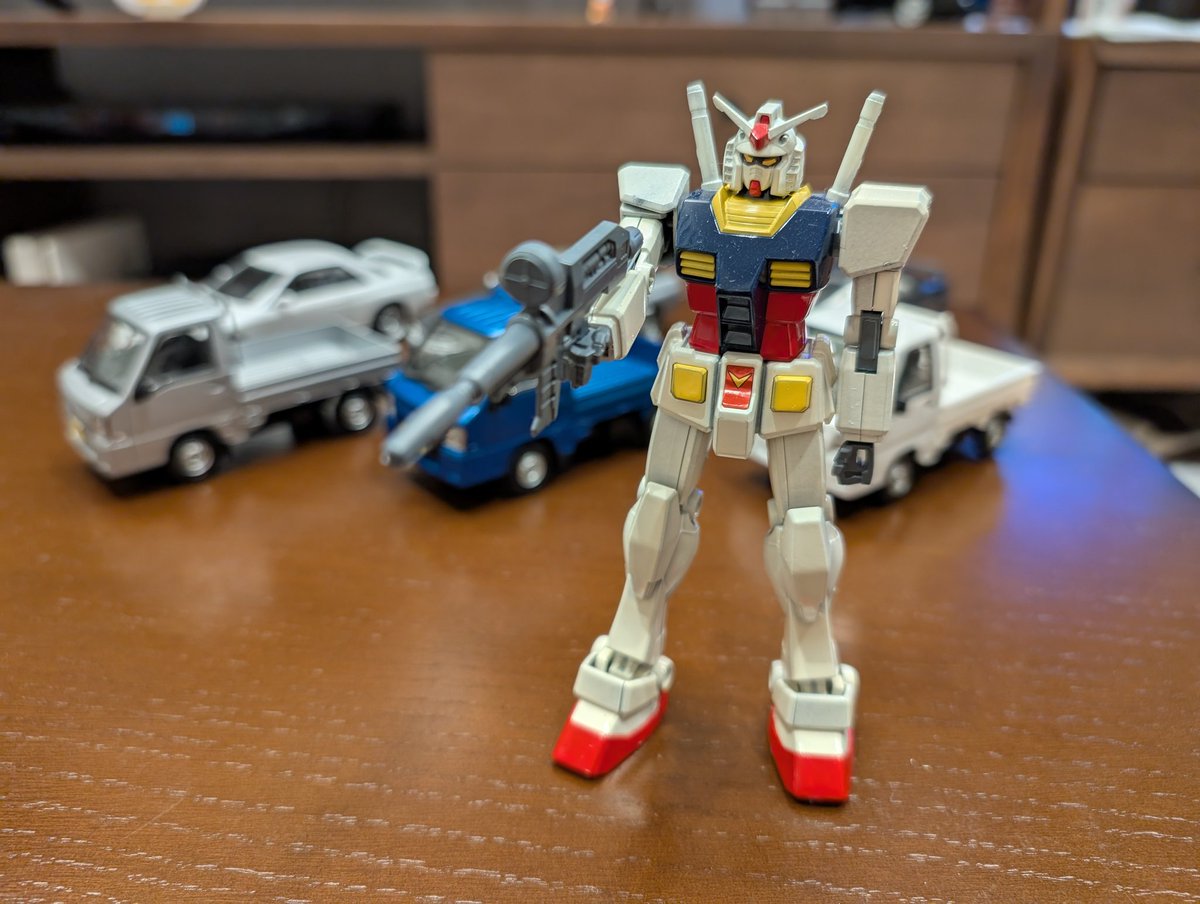 誕生日にお友達から頂いたガンダムのエコプラ完成✨
プラモの捨てる部分を回収してまたプラモデルにするリサイクル品
グレー1色だったから塗ってみた