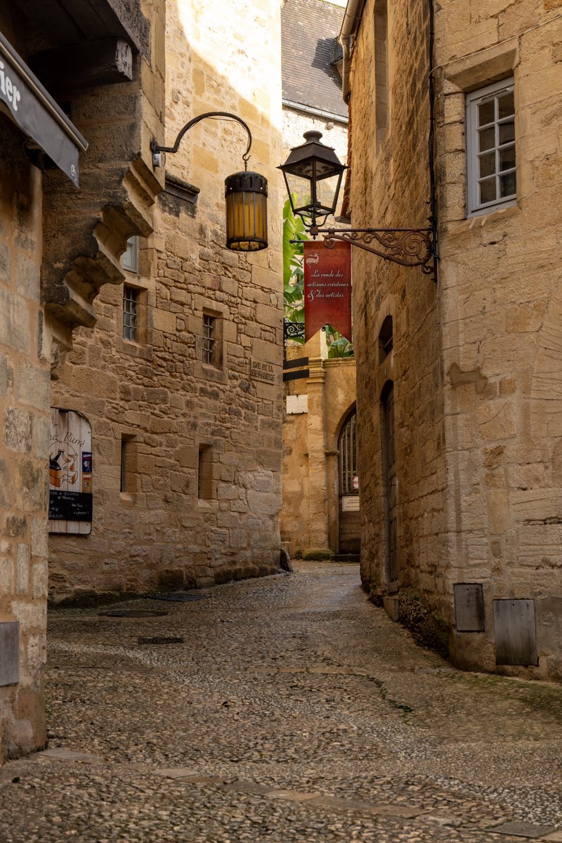 itsrapha83's tweet photo. The streets of Sarlat-la-Canéda🇫🇷 https://t.co/vXNzMOJZ6q