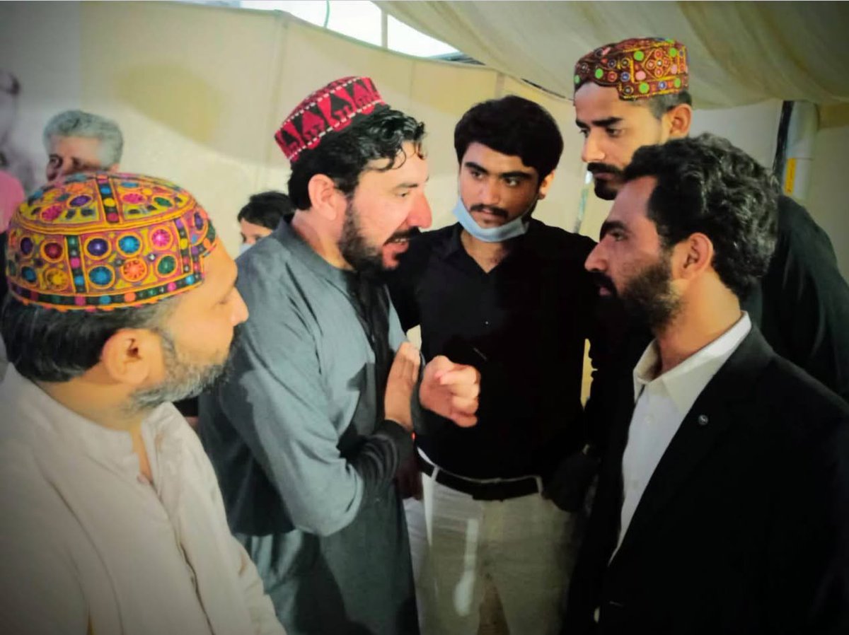 og_nindo's tweet photo. ڪراچيءَ تي مائي ماھرنگ جي دعوا ۽ منظور پشتين.

جن ڏينھن ۾ منظور پشتين دعوا ڪئي ھئي ته ڪراچيءَ پختون آبادي جو وڏي ۾ وڏو شھر آھي تن ڏينھن ۾ ئي ڪجھه وقت کا��پوء منظور پشتين ڪراچيءَ ۾ علي وزير جي آزادي لاءِ سنڌ اسيمبليءَ اڳيان ڌرڻو ھڻي ويٺو ھيو. جنھن ۾ سائين زين جڏھن شرڪت ڪئي ھئي ته گھوڙا گھوڙا پئجي وئي ھئي.

ھڪ ڏينھن منجھند جو ميسيج آيو ته سائين زين ڌرڻي ۾ شرڪت لاءِ نڪري ٿو پيو, شاگردن جي نمائندگي اوھان کي ڪرڻي آھي اوھان به پريس ڪلب تي اچي گڏ ٿيو ته وفد جي صورت ۾ شريڪ ٿيون.
آءٌ ان وقت زيبل ۾ شاگرد ھئس پر ڪورٽ ۾ سائين نصير احم�� پنھور (جيڪو موجوده ڪراچي بار جو چونڊيل ايم ايم سي آھي) وٽ انٽرنشپ به ڪندو ھيس.
جنھن وقت ميسيج آيو ان وقت آءٌ ھاء ڪورٽ ڀرسان يوني سينٽر ۾ سائين نصير جي آفيس تي ويٺو ھئس.
آءٌ ھيٺ لھي ڪراچي پريس ڪلب تي پھتس ته سائين زين به پنجن منٽن کانپوءِ اچي پھتو, اسان سياف جي شاگردن جو الڳ ھڪڙو وفد ھيو جنھن جي آءٌ نمائندگي ڪري رھيو ھئس.
آڪاش ديدڙ, قلندر خان مري ۽ عمر فاروق گڏ ھيا.
تن ڏينھن ۾ وفاقي اردو يونيورسٽي ۾ پشتون اسٽوڊنٽس فيڊريشن طرفان سنڌي شاگردن کي حراسان ڪرڻ جون شڪايتون ڪجھه شاگرد دوستن طرفان اسان کي مليون هيون ۽ ان ۾ مک ڪردار ھڪڙي پٺاڻ شاگرد نالي شايد بابر جو ھيو. اتفاق اھو ٿيو جو موقف رکڻ بعد جڏھن نجي ڪچھري شروع ٿي ته اھو بابر به اتي ملي ويو. مون کيس منظور پشتين اڳيان خبردار ڪندي توڙي پتي ھئي ته "تنھنجي خلاف شڪايتون ملن ٿيون تون اھو نه وسار ته ��ون ھتي اسان وٽ مھمان شاگرد جيان رھيو پيو آھين ضرورت پئي ته اسان جوابي حڪمت عملي جوڙيندا سين ۽ پوءِ اھا ته سڀن کي خبر آھي ته سائين جي ايم سيد کي فالو ڪندڙ شاگرد ڪھڙا آھن ۽ ڪيئن آھن!"
ساڳي ڳالهه مون منظور پشتين سان ڪئي ته منظور کيس اسان جي اڳيان ڄڻ ته بيعزتو ڪيائينس.

منظور کي جڏھن مون اھو چيو ته اوھان ھتي اسان وٽ مھمان آھيو توھان ڪراچيءَ تي جيڪا دعوا ڪريو ٿا ان سان مظلوم قومن ۾ اتفاق بجائي نفاق پيدا ٿيندو ته چيائين " اسان واقعي مھمان آھيون ۽ مون سميت ڪڏھن به اسان پختونن جي قومي تحريڪ اھا دعوا ناھي ڪئي ته ڪراچي پختونخوا جو حصو آھي, اسان سمجھون ٿا اوھان جي اھا ڪشاده دلي آھي جو اوھان اسان کي ڪراچيءَ ۾ ڪمائڻ ڏيو ٿا. ھن ملڪ جو رياستي نظام ڇو جو خراب آھي ان ڪري ايئن ٿئي ٿو ۽ مظلوم قوميتن ۾ نفاق پيدا ٿئي ٿو باقي اگر سڀاڻي سنڌي ڀائر اسان جي مزدورن تي ڪا قانون سازي ڪن ٿا ته به اسان کي قبول ھوندي ۽ جيڪڏهن ڪا ٽيڪس لاڳو ڪن ٿا ته به قبول ھوندي" آخر ۾ مُرڪندي چيائين ته "اسان ته چاھيون ٿا ته اسان سنڌ ۾ پاسپورٽ تي ڪمائڻ اچون ۽ اھو فيصلو سنڌ ڪري ته اسان کي ويزا ڏيڻي اٿن يا نه ۽ ڪيتري تعداد ۾!" ھن جو اشارو آزاد پختونخوا ۽ آزاد سنڌوديش ڏانھن ھيو.

ھي ڳالھيون ٻڌي مان حيران رهجي ويو ھئس بھرحال ان ڏينھن ھڪ ڳالهه سمجھ ۾ آئي ھئي ته واقعي به پختونن ڪڏهن به اھا دعوا ڪون ڪئي آھي ته ڪراچي سنڌ جو نه پر پختونخوا جو حصو آھي. ھنن جي دعوا ھميشه اھا رھي ته آھي ته ڪراچيءَ ۾ سندن وڏي آبادي آھي ۽ ڪراچي آباديءَ جي لحاظ کان پختونن جو وڏي ۾ وڏو شھر آھي. ۽ جي زميني حقيقت ڏسجي ته واقعي به پختونخوا جي گاديءَ واري شهر پشاور کان به وڌيڪ پختون ھن وقت ڪراچيءَ ۾ آباد آھن جيتوڻيڪ اسان کي ان ڳالهه سان سخت اختلاف آھي نه فقط اختلاف بلڪي وقتن به وقتن سنڌين ۽ پٺاڻن وچ ۾ ان ڌاري آبادڪاري کي وٺي ڪري ڪيترا ئي جھيڙا به ٿيندا رھيا آھن. پر ان سڀ ۾ رياستي نظام ۽ پيپلز پارٽي جي ڀڙوت شامل رھي آھي. سنڌ حڪومت تي قابض پيپلز پارٽي ھميشه ڌاري آبادڪاري جي سھولت ڪاري ڪندي رھي آھي ۽ ڪندي رھي ٿي.
پر ھي بلوچ قومي تحريڪ طرفان ڪوئي پھريون دفعو ڪونھي جو انھن اسان جي سرحدن تي دعوا ڪئي ھجي. ڪڏھن ڪشمور ڪنڌڪوٽ, جيڪب آباد شھدادڪوٽ ۽ روھڙي ته ڪڏھن ڪراچي تي ھي پنھنجي دعوا ورجائيندا رھندا آھن.
اسان کين مظلوم سمجھي حمايت ڪندا ايندا آھيون پر ھي اسان جي وطن جي سرحدن ۽ ساورنٽي تي ڪنھن نه ڪنھن شڪل ۾ دعوا ڪندا رھندا آھن.
يقينن بلوچ پنھنجي سرزمين بلوچستان تي مظلوم, محڪوم ۽ مقبوضه آھن پر الائي ڇو اسان جي سرزمين سنڌ تي کين ظالم, حاڪم ۽ قابض بڻجن جو شوق آھي.
رات مائي ماھرنگ جيڪا ڳالهه ڪئي آھي ان تي ايترو چوندس ته اسان کي ايڏو مجبور نه ڪريو جو اسان پنھنجي حمايت اوھان کان واپس وٺون. اسان جي حمايت اوھان سان غيرمشروط ناھي بلڪه مشروط آھي ته اوھان اسان جي حمايت ڪندؤ ۽ بدلي ۾ اسان اوھان جي حمايت ڪنداسين پر جيڪڏھن اوھان به قابض بڻجن جا شوق پاليو ٿا ته پوءَ اسان لاءِ اوھان ۾ پنجاپين ۾ ڪھڙو فرق رھجي ايندو؟
اوھان سان اتحاد آھي اوھان کي گھر ۾ پناه ڏئي رھڻ ڏنو آھي گھر مالڪياڻي ٿيڻ جي ��وشش نه ڪريو.

جلال شاه ايڊووڪيٽ.

تصويرون سنڌ اسيمبلي اڳيان.
