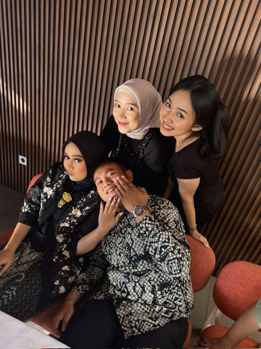selamatdadang's tweet photo. Kepada para bajingan yg menyenangkan dengan sigap membantu kami yg kapayahan ini dalam sesi foto sedari tunangan sampai prewedding ala ala. Terima kasih, salam cinta dari kami untuk mba mel, kang dito, kang acil, kang enil, teh dio, teh abil, kang ikok, kang gerbi, dan lainnya 🔥 https://t.co/DTOaJB6t1Y