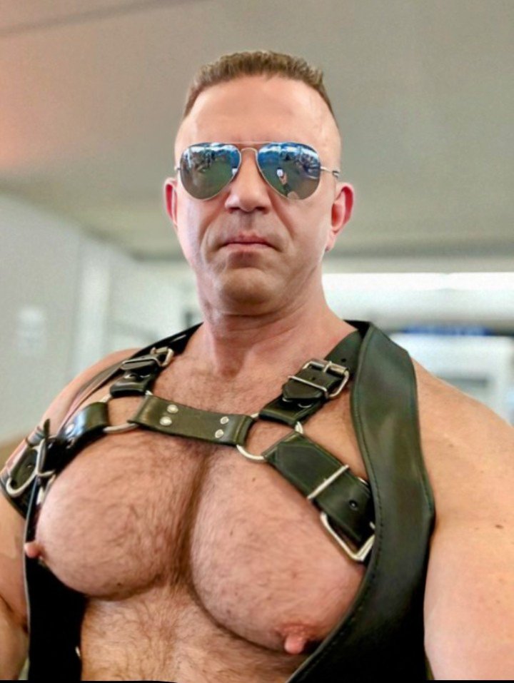 PeterHandsome9's tweet image. Vú ba đang căng sữa cần 2 sucker bú 2 bên 🍼🍼😋