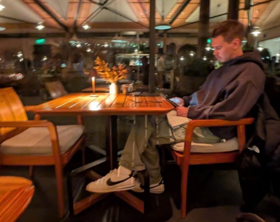 AButlerNews's tweet photo. Austin Butler out and about in Northern California https://t.co/f8BXKXUcPI