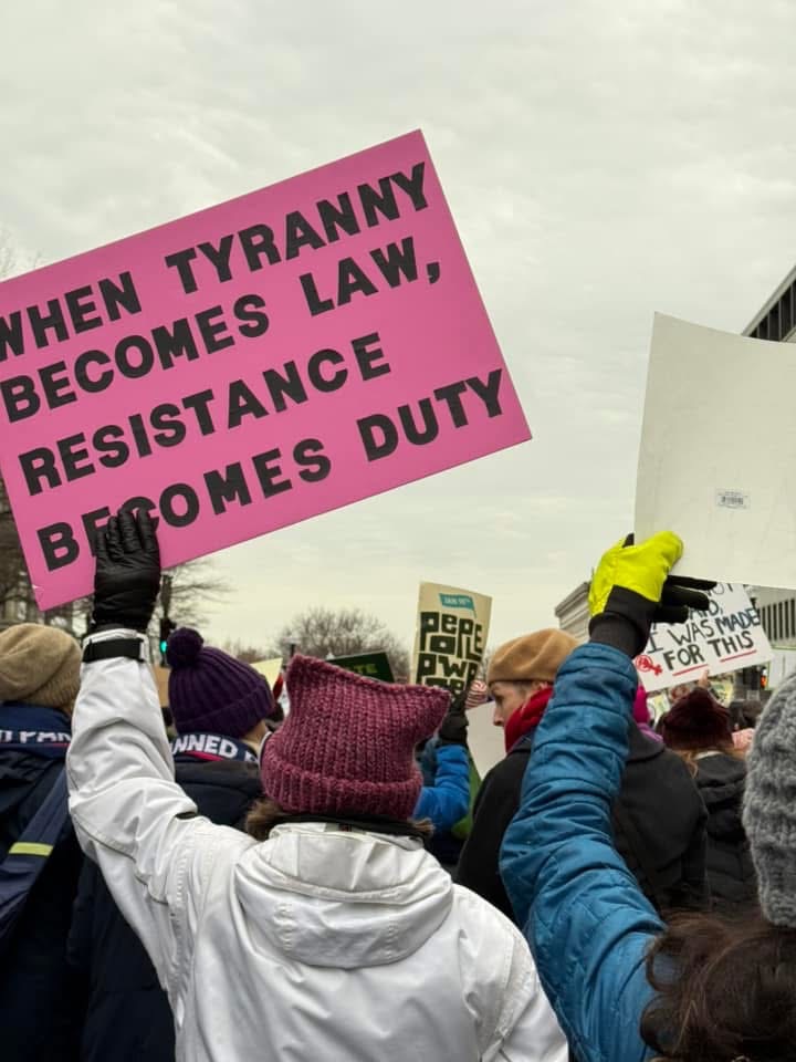 ablueview's tweet photo. Pics From The People's March #ABlueView
https://t.co/x1cCAwyAUr indisputably shows:
* There was #NoMandate and #NoMajority
* Trump had #NoCoattails
* and the country is #StillEvenlyDivided https://t.co/1wNvWYqBNc