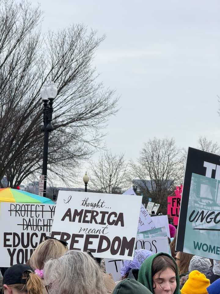 ablueview's tweet photo. Pics From The People's March #ABlueView
https://t.co/x1cCAwyAUr indisputably shows:
* There was #NoMandate and #NoMajority
* Trump had #NoCoattails
* and the country is #StillEvenlyDivided https://t.co/1wNvWYqBNc