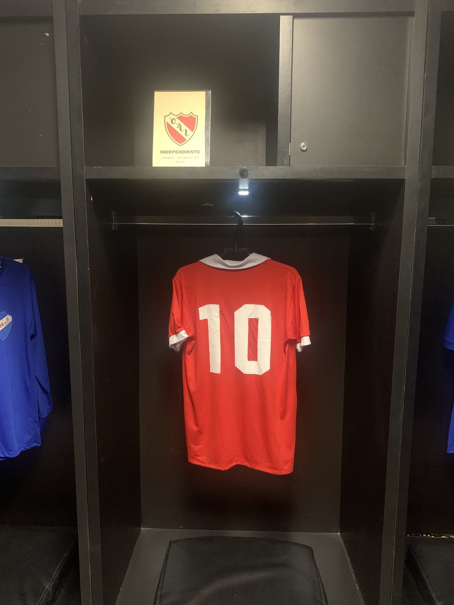 La camiseta de <a href="/BochiniOficial/">Bochini</a> campeón de la Libertadores en 1975 en el vestuario del Maracaná. Solo los grandes están ahí #Independiente