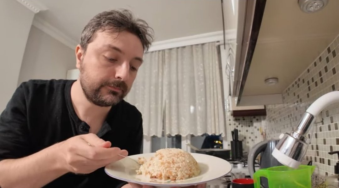 Olum bu adamı çok seviyorum lan, belirgin bir sebebi de yok he, vallahi çok sevilesi biri, sabaha kadar Disco Elysium tecrübelerini anlatsa dinlerim yani