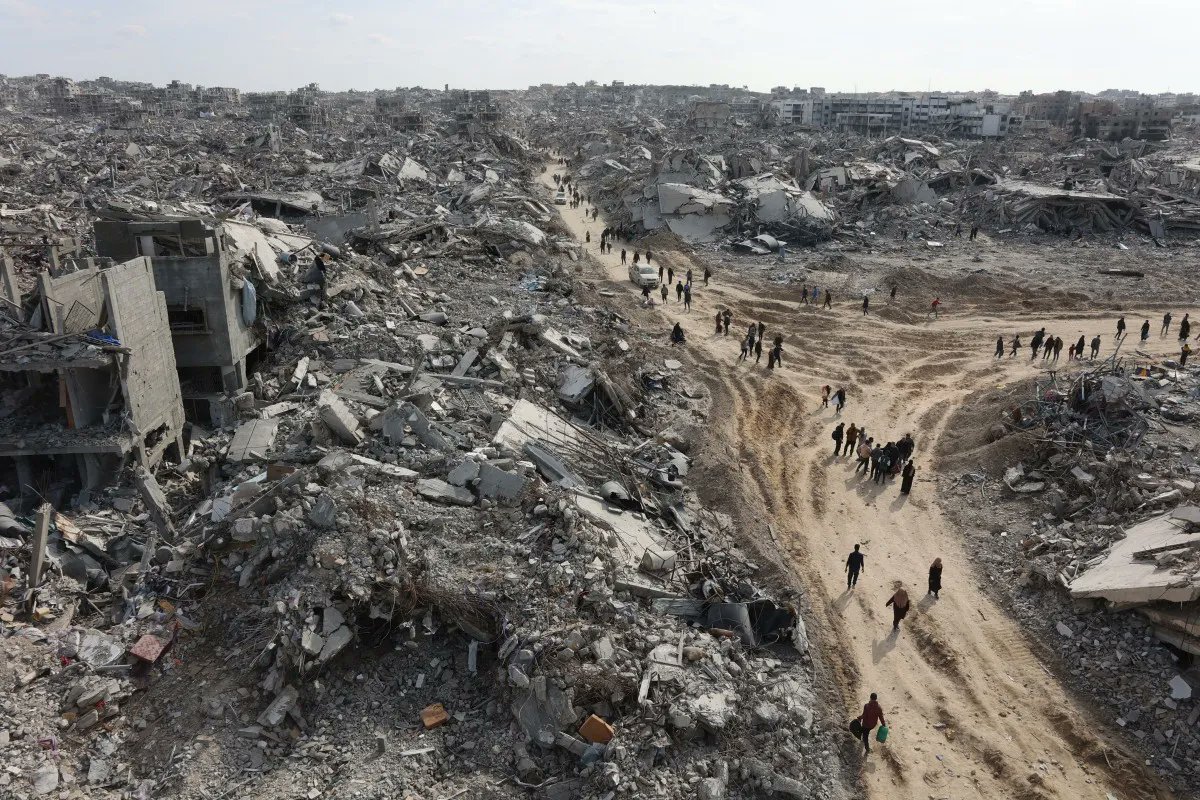 AJEnglish's tweet photo. Forcibly displaced Palestinians return to what’s left of their homes across Gaza after the Israel-Hamas ceasefire comes into effect.

— in pictures https://t.co/lcwMLNoDbv https://t.co/aZdhrvhMl0