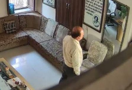 khurpenchh's tweet photo. बिग ब्रेकिंग 🚨🚨 :  
आज वायरल हुए वीडियो की OYO ने कड़े शब्दों में निंदा की है , कहा कि हमारे रहते हुए ऑफिस में ये सब करना यह हमारे लिए शर्म की बात है ।

इस घटना को संज्ञान में लेते हुए OYO ने तत्काल अपनी कैबिनेट बैठक बुलाई है साथ ही शिक्षकों व अन्य सरकारी विभागों के ठरकियों के हित में ठोस कदम उठाने की बात सामने आ रही है ।

खुरपेंची सूत्रों की माने तो फड़फड़ाय शिक्षकों के हित में आज ही TEACHERS70 कूपन कोड लांच किया जा सकता है बाकी विभागों का कूपन लांच होने पे अभी संशय बना हुआ है ।

बने रहिए ..कैमरामैन हुड़ुकचुल्लू के साथ मैं तात्या बिच्छू ।
