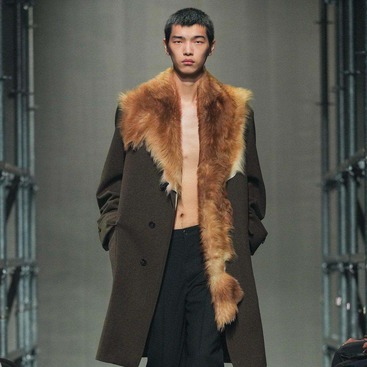 LaModeUnknown's tweet photo. ✨Prada✨ reimagined trivial FUR COLLARS in their Fall/Winter 2025, giving it a barbaric after-the-hunt touch — Miuccia and Raf always had the best attention to details like that.🪡 https://t.co/A0MCyRJ1WB