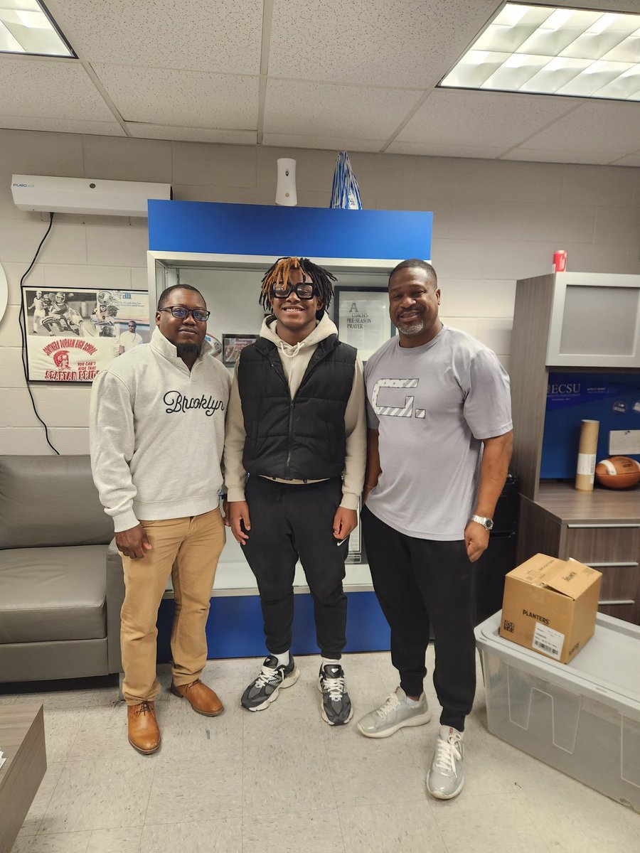Jasaan Williams (@jasaanw) on Twitter photo Had an amazing official visit at <a href="/ECSUVikingFBall/">ECSUVikingFootball</a>! Thank you <a href="/CoachAJ_Jones/">Adrian Jones</a> <a href="/CoachDC22/">David Castillo</a> <a href="/KaiEllis389763/">Kai Ellis</a> and Coach Sessoms for having me! Thank you to the players as well that took the time to talk to us and hang out with the recruits! Def something special brewing at ECSU! Had an amazing official visit at <a href="/ECSUVikingFBall/">ECSUVikingFootball</a>! Thank you <a href="/CoachAJ_Jones/">Adrian Jones</a> <a href="/CoachDC22/">David Castillo</a> <a href="/KaiEllis389763/">Kai Ellis</a> and Coach Sessoms for having me! Thank you to the players as well that took the time to talk to us and hang out with the recruits! Def something special brewing at ECSU!