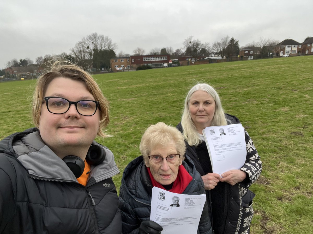 A pleasure to deliver leaflets for ⁦<a href="/BarbaraDring/">Barbara Dring</a>⁩ who after a hard fought fight for 5 years has secured Vilage Green status for Glenmead Playing fields.
Well done Barbara.