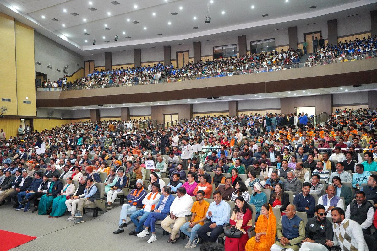 मां के तप, त्याग और संघर्ष से संतान सफलता के सर्वोच्च शिखर को स्पर्श करती है...

आज रविन्द्र भवन, भोपाल में क्रीड़ा भारती द्वारा आयोजित जिजामाता सम्मान समारोह में सहभागिता कर उन खिलाड़ियों की माताओं का सम्मान किया, जिन्होंने अपनी खेल प्रतिभा से देश प्रदेश को गौरवान्वित किया।