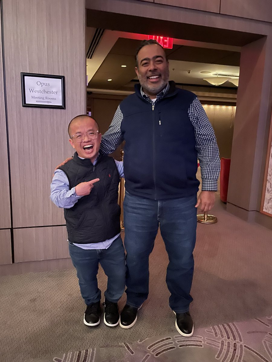 sunghong's tweet image. When you see your favorite rep and friend at the party and you both end up dressing the same. #simpro #ultramobile