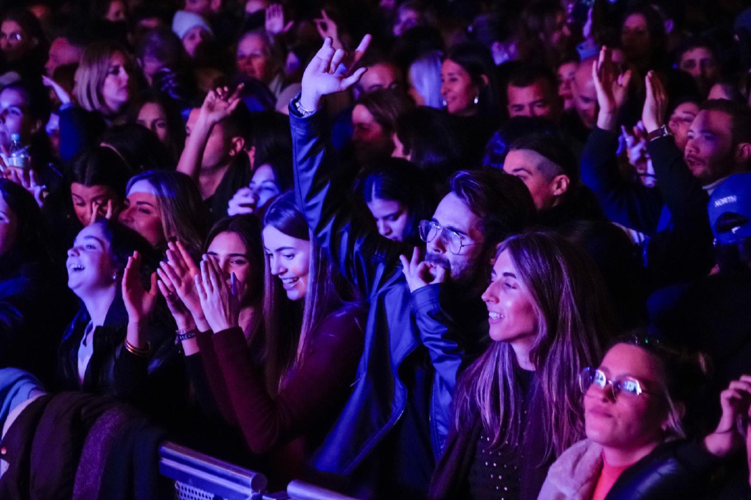 ajuntpalma's tweet photo. 🎸 Música i festa als "tardeos" de Sant Sebastià! 🎵

Ritmes electrònics, veus en directe i milers de persones ballant al mateix compàs🕺🏻 https://t.co/NJfD0eOPia