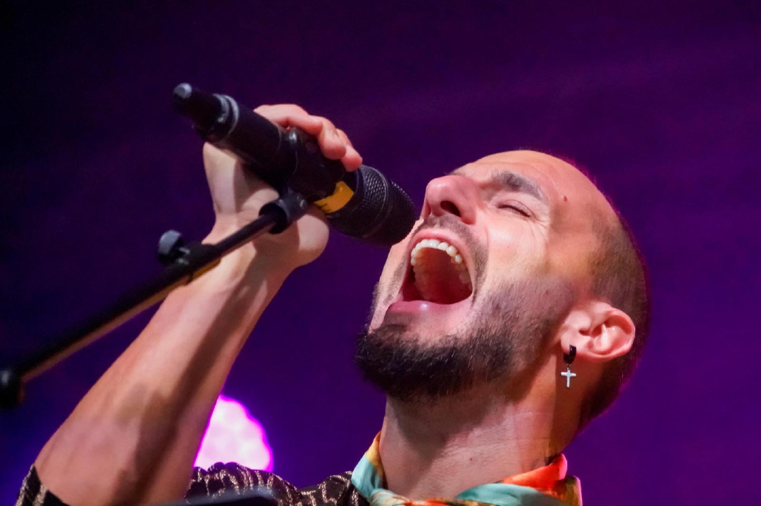 ajuntpalma's tweet photo. 🎸 Música i festa als "tardeos" de Sant Sebastià! 🎵

Ritmes electrònics, veus en directe i milers de persones ballant al mateix compàs🕺🏻 https://t.co/NJfD0eOPia