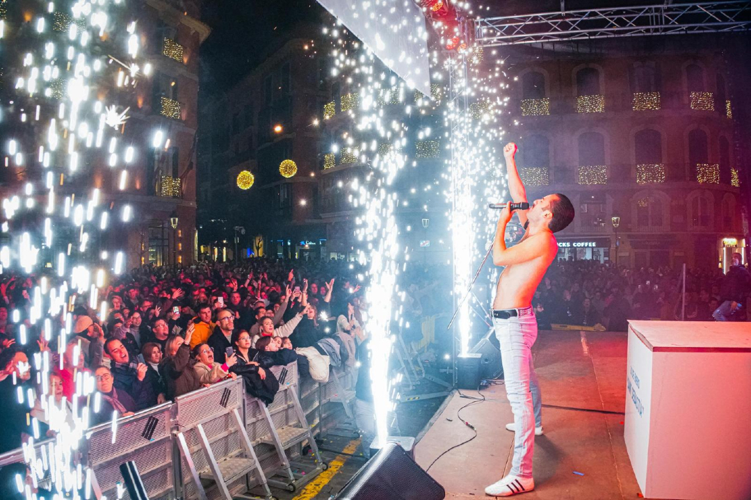 🎸 Música i festa als "tardeos" de Sant Sebastià! 🎵

Ritmes electrònics, veus en directe i milers de persones ballant al mateix compàs🕺🏻