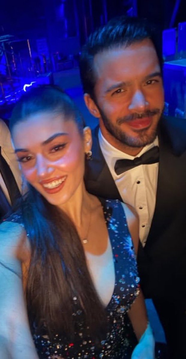 TvDunyasii's tweet photo. Hande Erçel &amp; Barış Arduç 💫 https://t.co/d9LqWOvETt