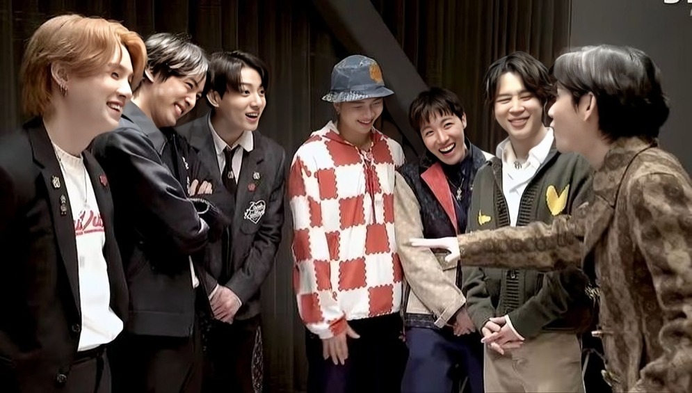 "A boy band? They are a family"

~A thread~