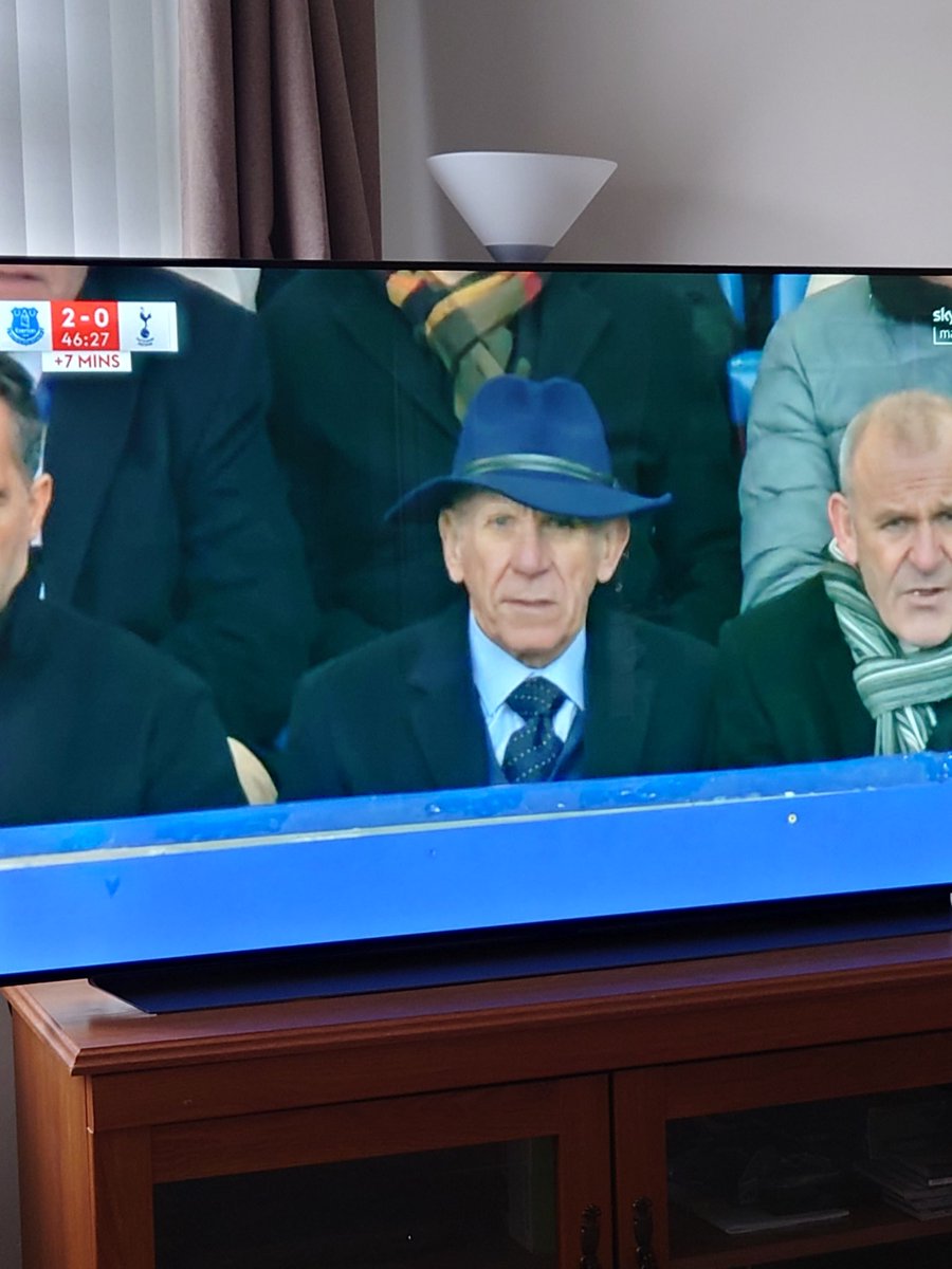 Dateline: Goodison. The elusive beer baron continues to thumb his nose at the authorities. Swaggering about in a garish new hat, he seemed to say, "Look at me, Rex Banner! I have a new hat!"