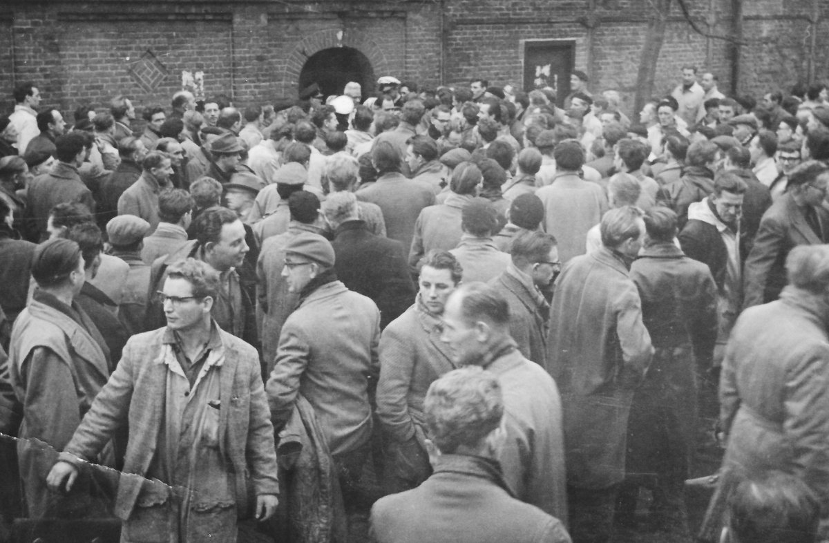 HELP ONS AUB, we zijn dringend (!) op zoek naar foto's van de Februaristaking in Utrecht. Maar... daar hebben we geen foto's van. Wie helpt? (al is het maar door deze oproep te delen!)
(Déze foto is  van de z.g. pisbakkenstaking bij Werkspoor)