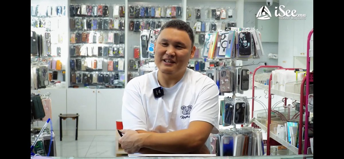 Нилээд сэтгэцийн юмтай, хийж бүтээсэн юмгүй энэ мэт гарууд ёс бус байдал үзүүлж , олон нийтэд гажиг юм ярьж тархи угааж мөнгө олно. Хууль шүүхийн өмнө очихоороо гөлөг болж,  ирүүтэй намд орно ч гэх шиг.
АН нь ийм хүмүүсийн хорогдох газар юм даа хөөрхий яана даа.