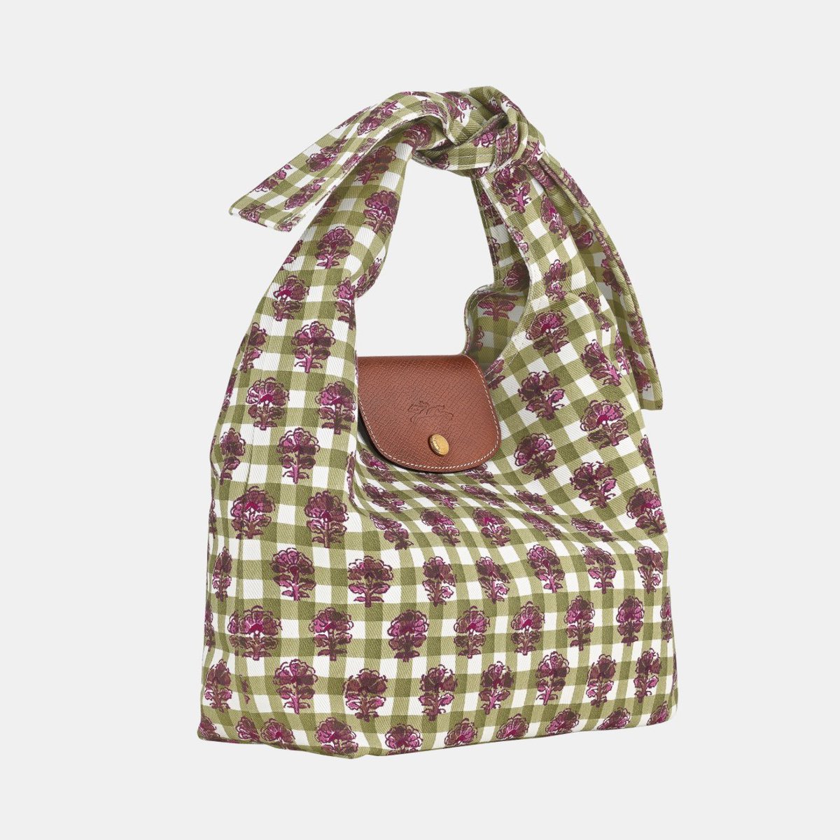 longchamp คอลใหม่น่ารักมากๆ เป็นกระเป๋าผ้าแคนวาสลาย artichoke สีเขียวม่วง 🥦🍆🧺 ตรงสายสะพายเป็นสายผูกด้วย คิ้วท์ฉีกลุค longchamp เดิมสุดๆแต่ไม่รู้เข้าไทยไหม🥹