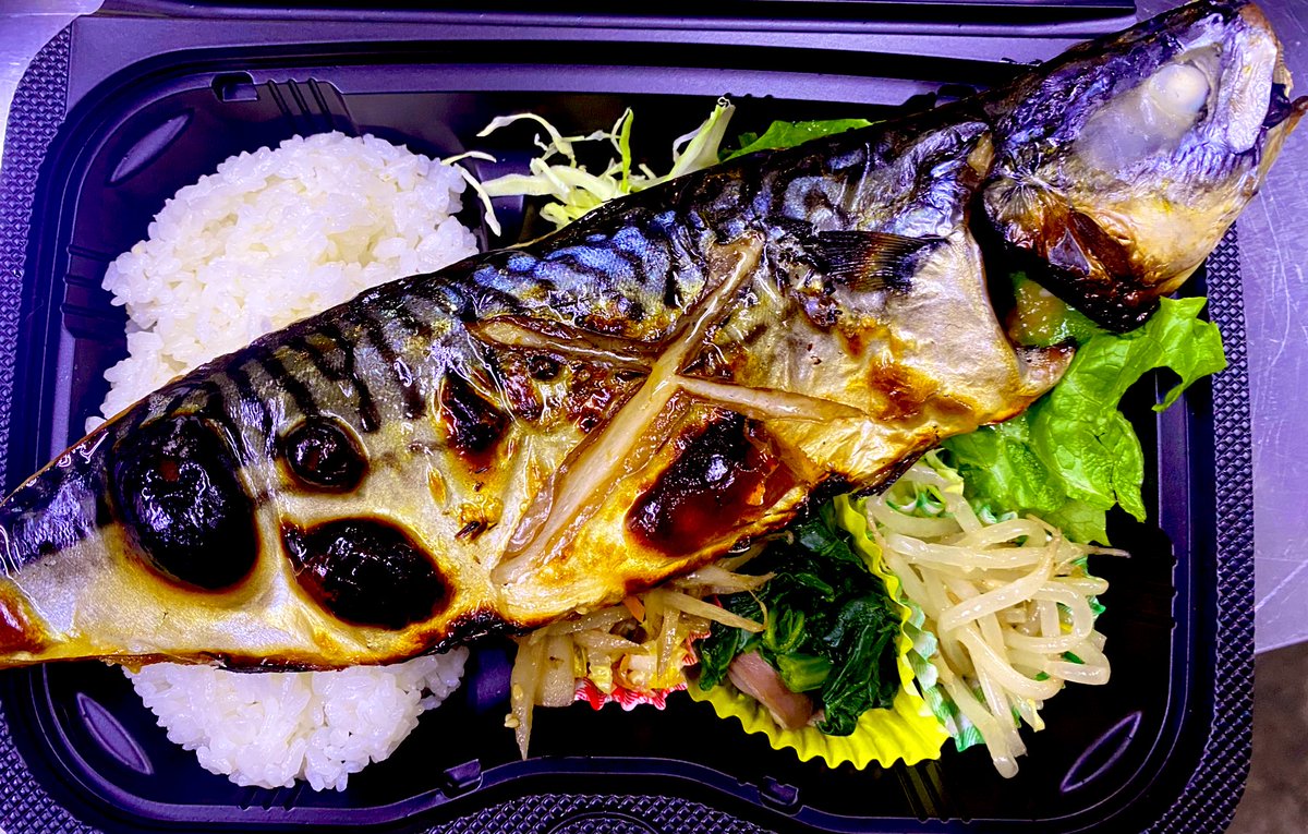 mahnmar_owner's tweet photo. サバがお弁当箱から飛び出たので、投稿してみます。
別に小さいお弁当箱というわけではないです…
本日のよるごはんの時のおはなしです。 https://t.co/JqBPjgkZkB