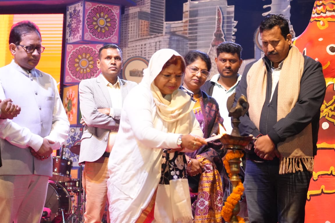 BalasoreOrmas's tweet photo. β¨ The Grand Finale of #Kosamb2025 begins!
Honorable dignitaries lit the ceremonial lamp, marking the start of an unforgettable evening of joy, culture, and celebration. πππΆ
Stay tuned for highlights from this spectacular finale! π«
#CulturalCelebration #pallishreemela2025 https://t.co/4CMFDKbW4s