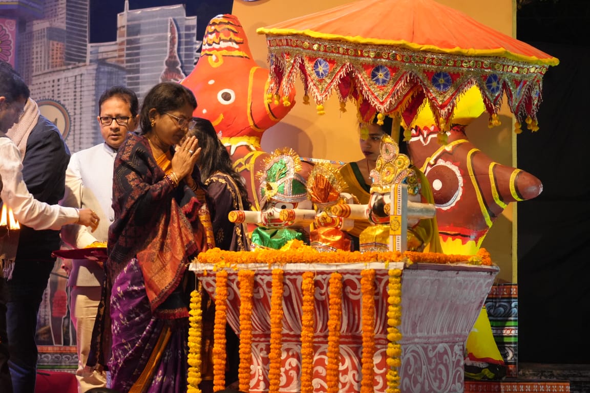 BalasoreOrmas's tweet photo. β¨ The Grand Finale of #Kosamb2025 begins!
Honorable dignitaries lit the ceremonial lamp, marking the start of an unforgettable evening of joy, culture, and celebration. πππΆ
Stay tuned for highlights from this spectacular finale! π«
#CulturalCelebration #pallishreemela2025 https://t.co/4CMFDKbW4s
