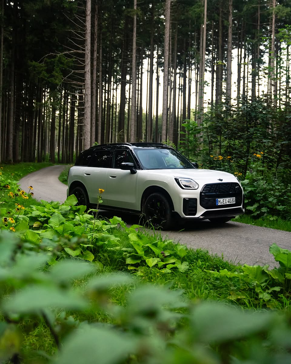 CarManToday's tweet photo. If a MINI Countryman glides through the forest and no one sees it, is it still beautiful? 🤔
#MINI #MINICountryman #ForestDrive #CarPhotography #SUV https://t.co/6LtYeVhWbx