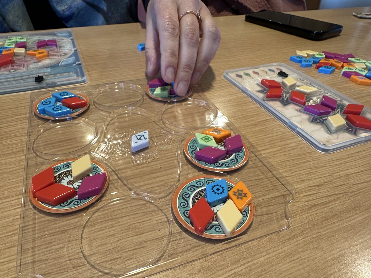 ElPinguinoJugon's tweet photo. Ya tenemos dos azules para llevar a cualquier lado.
Si ya nos molaba el primer azul, ahora a darle caña este Pabellón de verano de viaje!
#azulboardgame #azulsummerpavilion #azulmini #boardgames #brettspiele #jocsdetaula #juegosdemesa #elpinguinojugon https://t.co/2jXzSkM456
