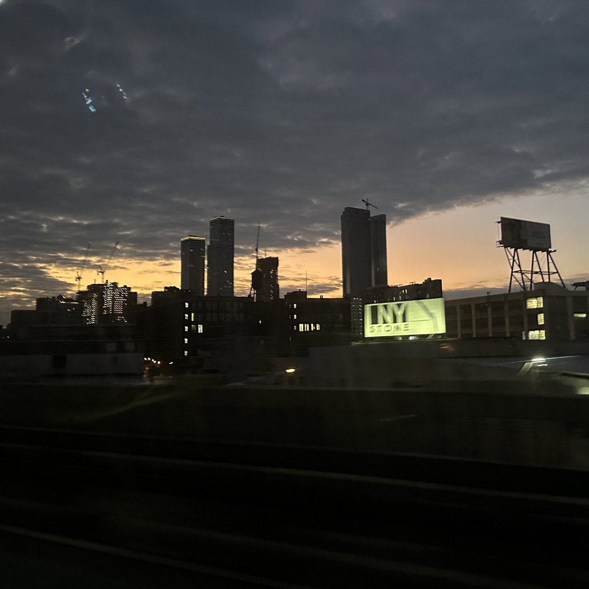 내일부터 이 나라가 다시 트럼프의 나라가 된다니이이이이 
빨리 일정 끝내고 도망갈래-