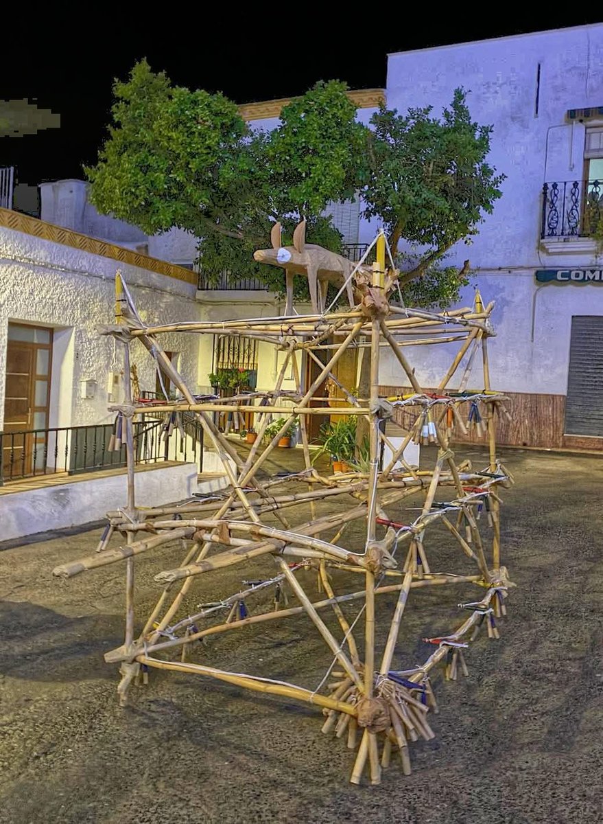 TugaiKhan's tweet photo. 'La zorra' es otra festividad almeriense de fuego y pólvora propia del medio Andarax yel Nacimiento. Un armazón de cañas con una🦊de cartón piedra arriba del que cuelgan petardos y cohetes rateros que llevan zagales protegidos por ropas viejas mientras el resto de paisanos(sigue) https://t.co/q1bZ2Ycbpd