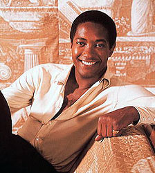 1月22日「ROCK 今日は何の日？」1931年、聴いていると楽しいのに何故か泣けてくるシンガー、サム・クック誕生。人種差別が横行する中、当時の黒人歌手とは一線を画した洗練された音楽性は白人層からの人気も高かったが、自ら音楽出版社を設立するなど黒人の権利に対する意識も高かった。